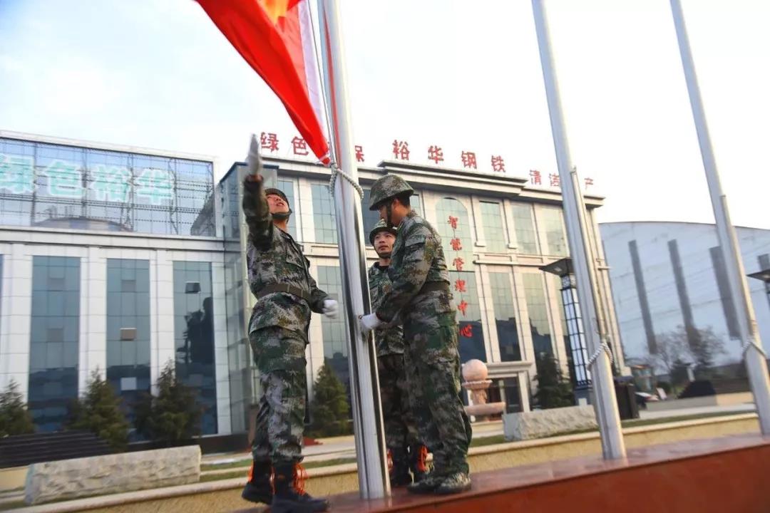 寒风中，我们向国旗致敬！